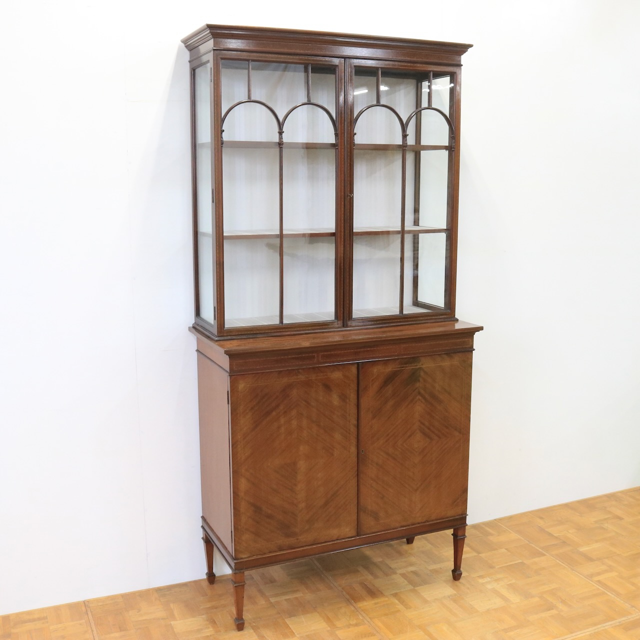 グラスキャビネット