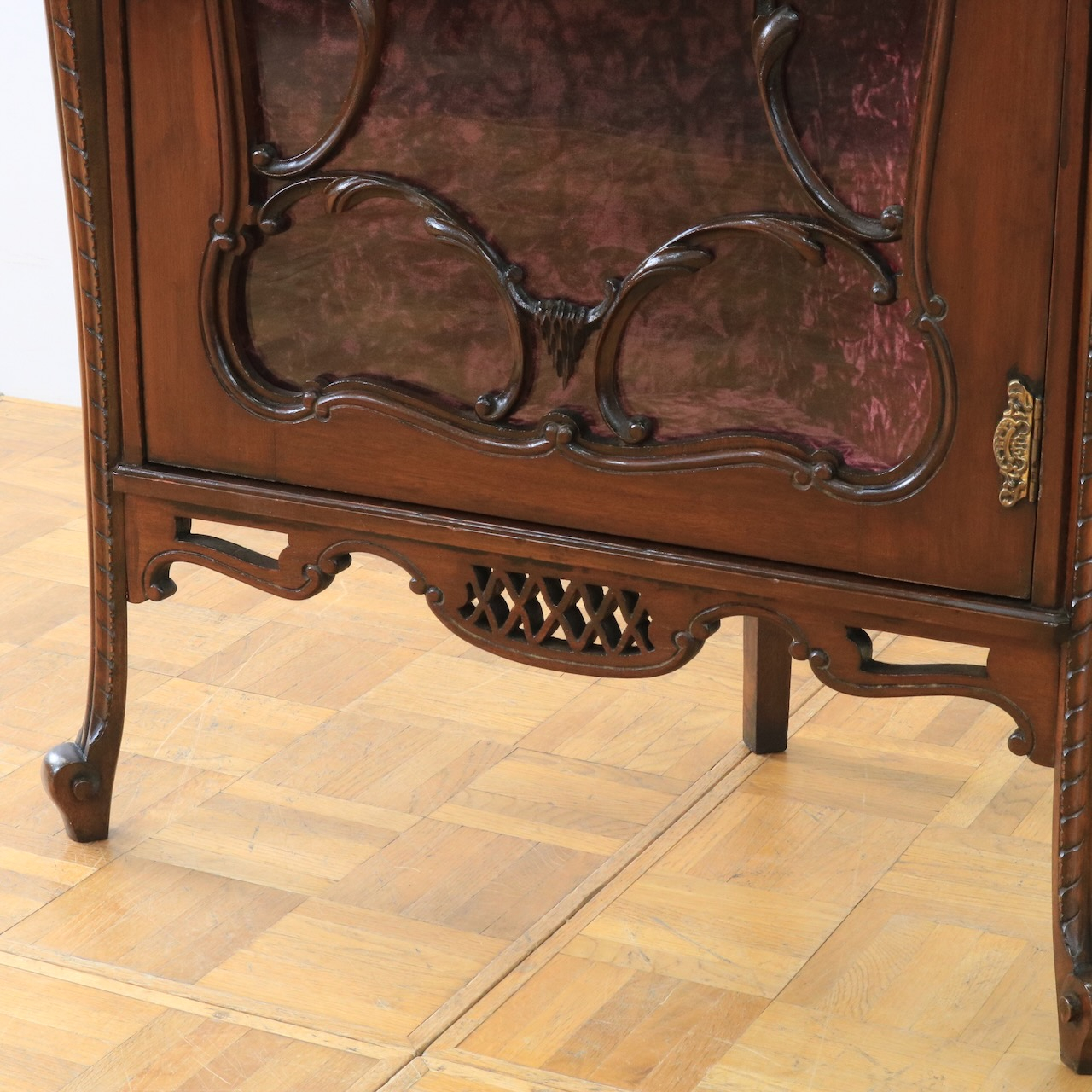 コーナーキャビネット