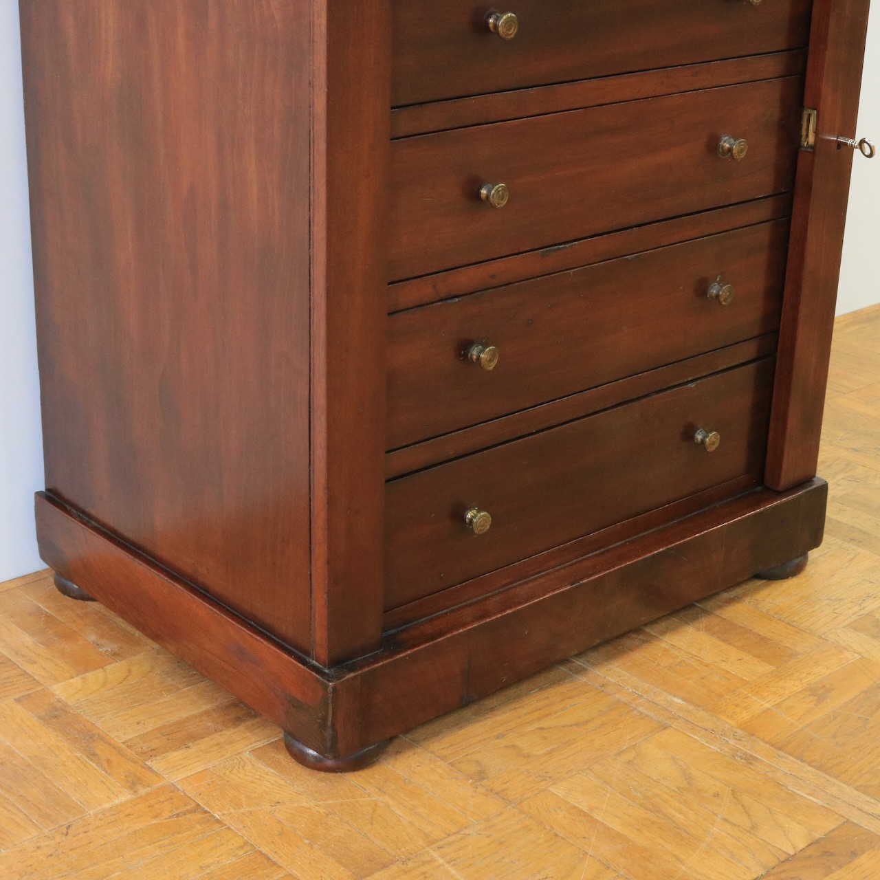 ベッドサイドチェスト