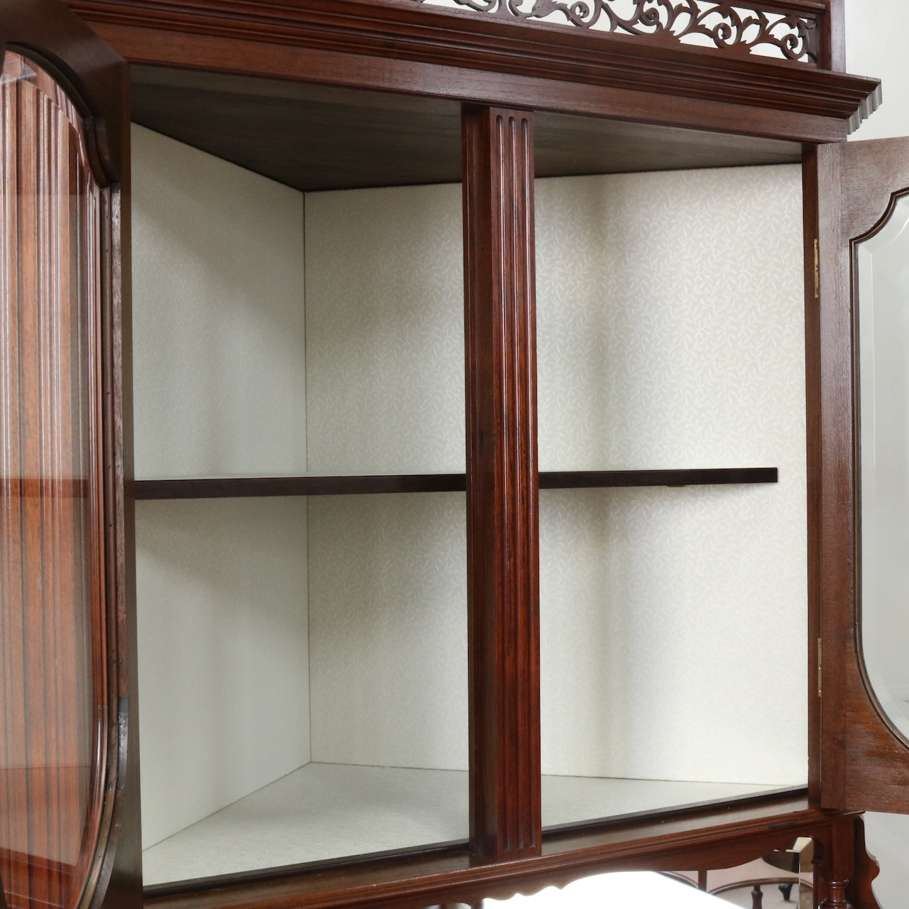 コーナーキャビネット