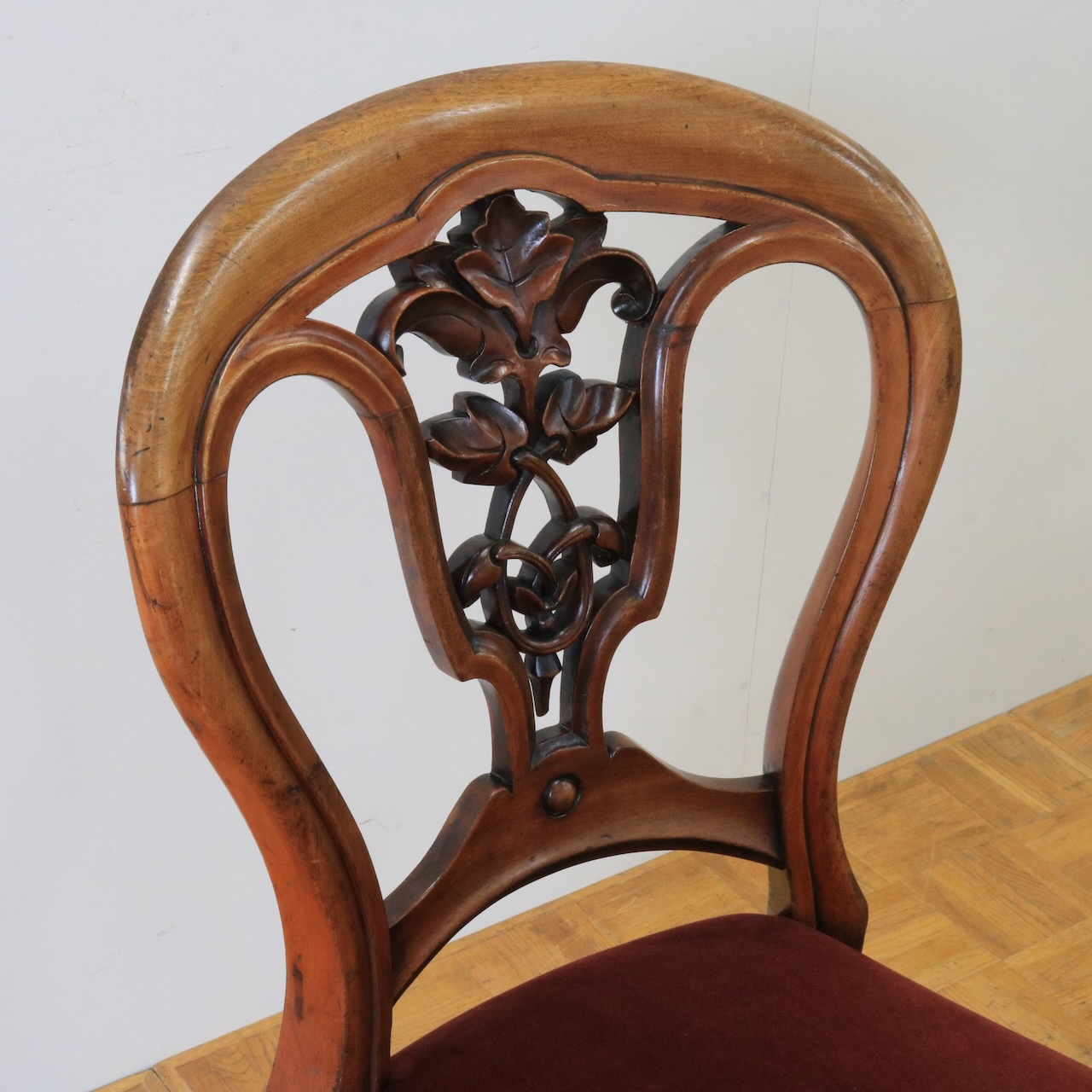 バルーンバックチェアー