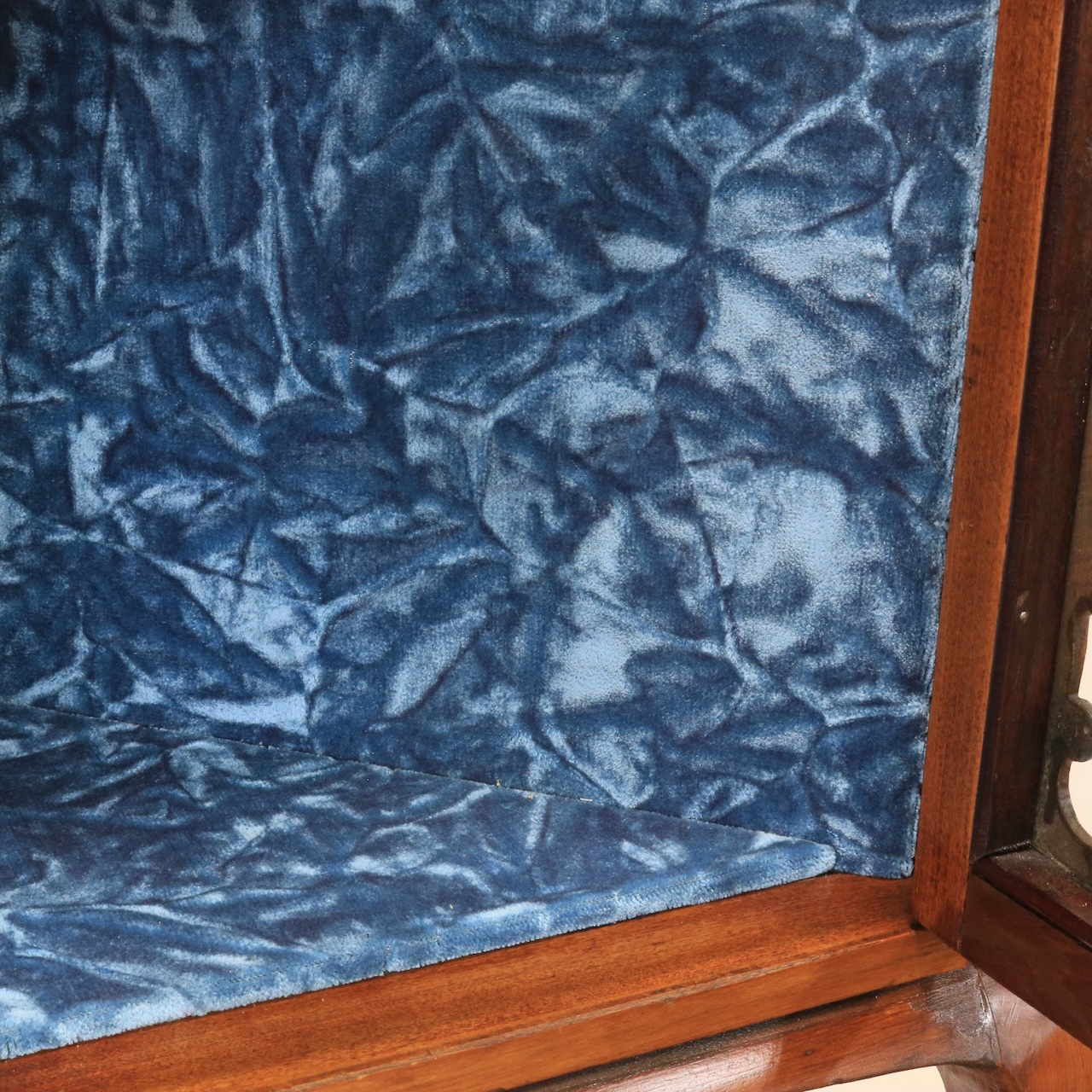 コーナーキャビネット