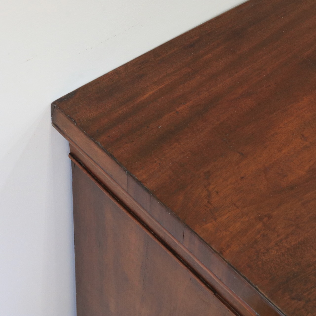 ベッドサイドチェスト