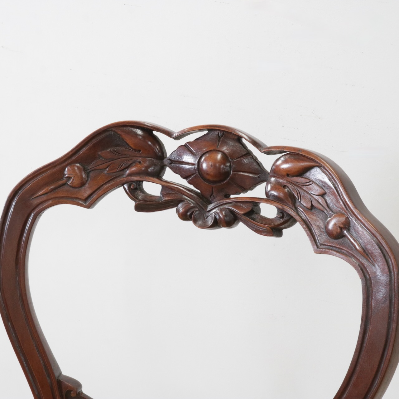 バルーンバックチェアー