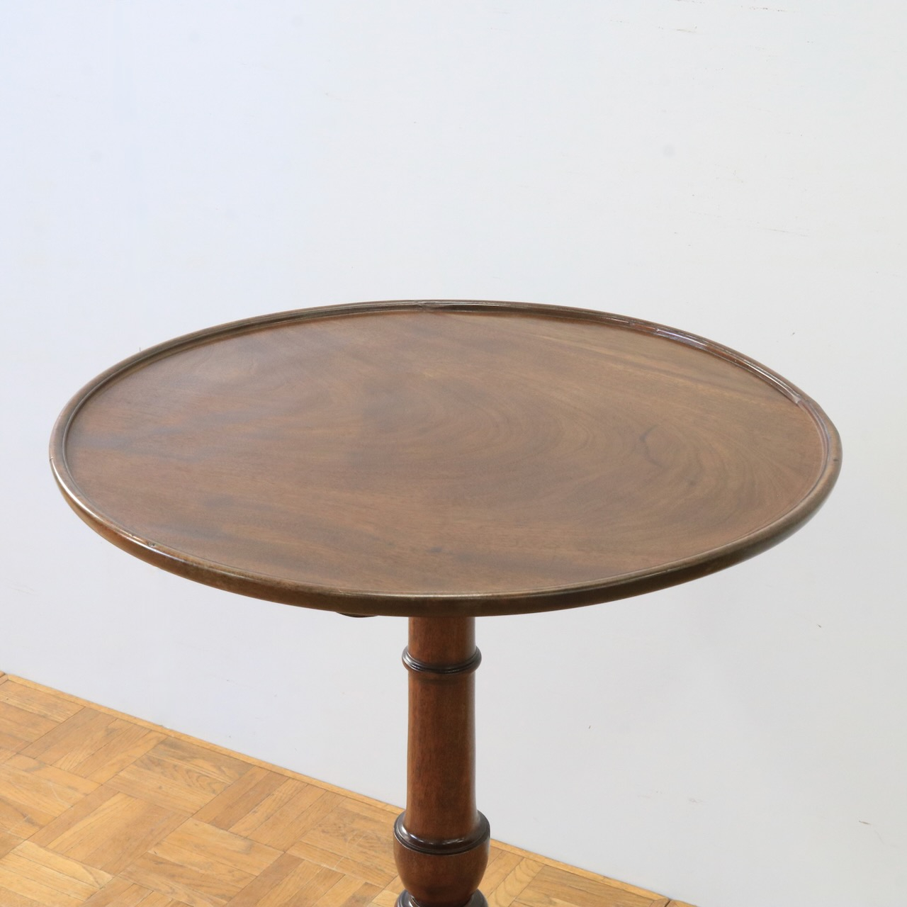 ティルトトップテーブル