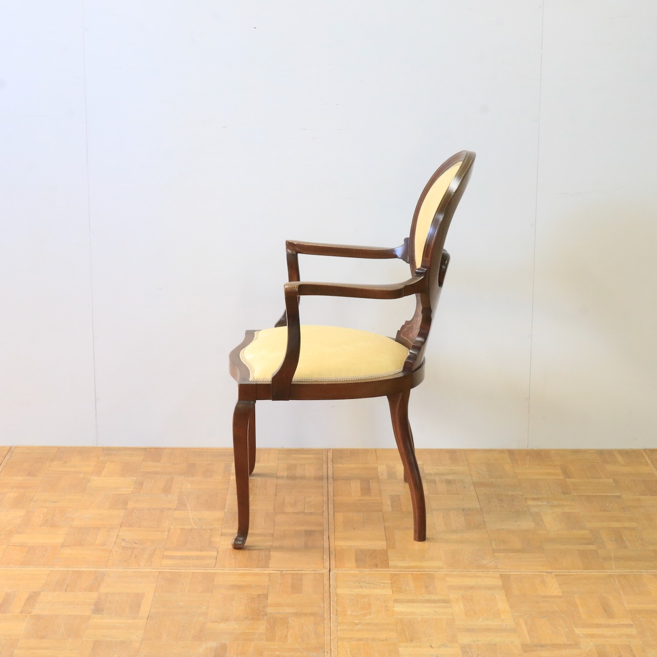 アームチェアー