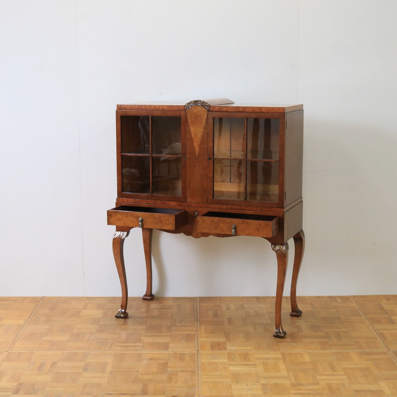 グラスキャビネット