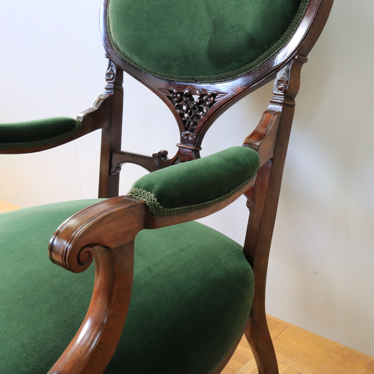 ナーシングチェアー