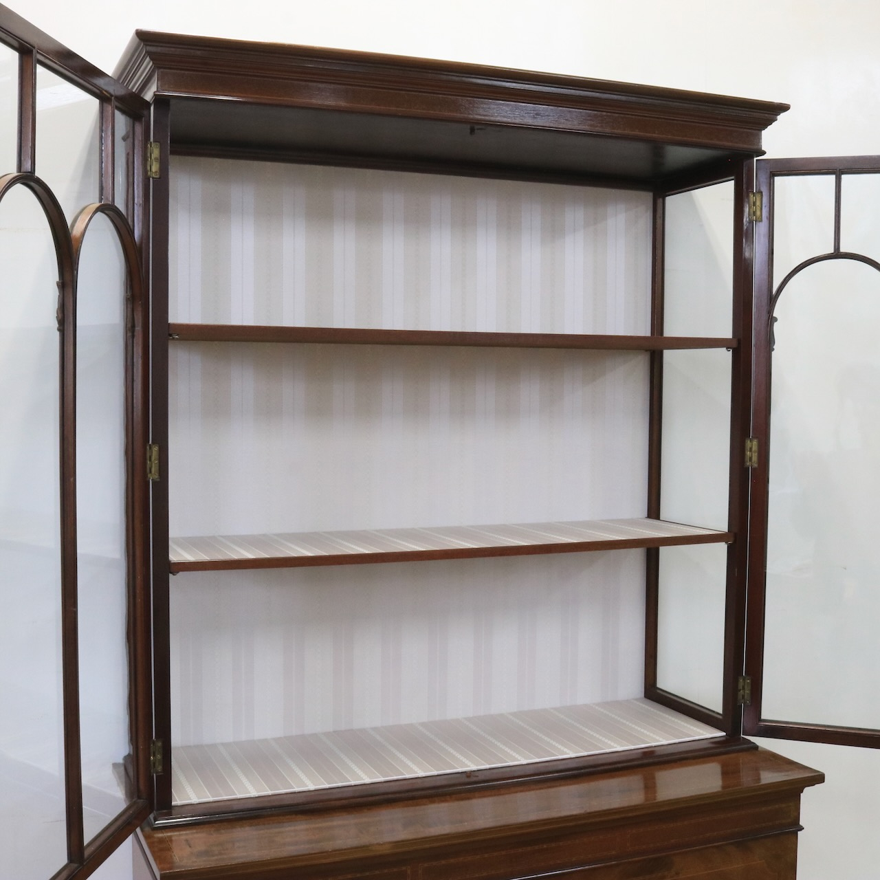 グラスキャビネット