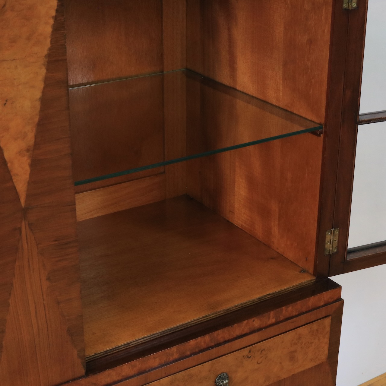 グラスキャビネット