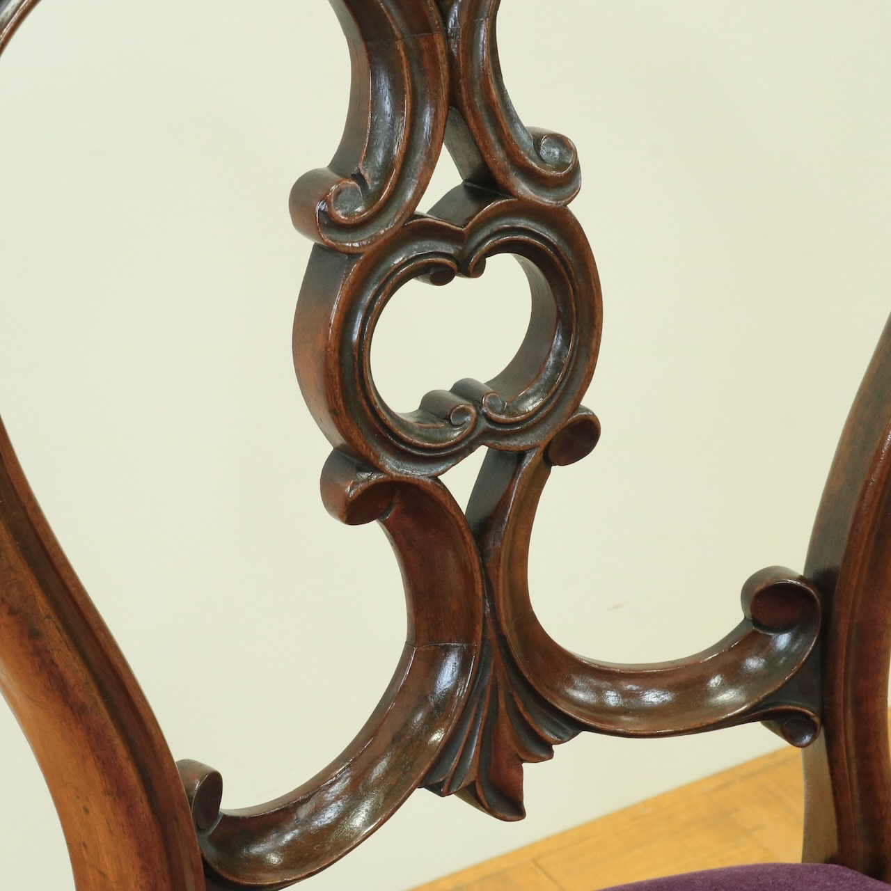 バルーンバックチェアー