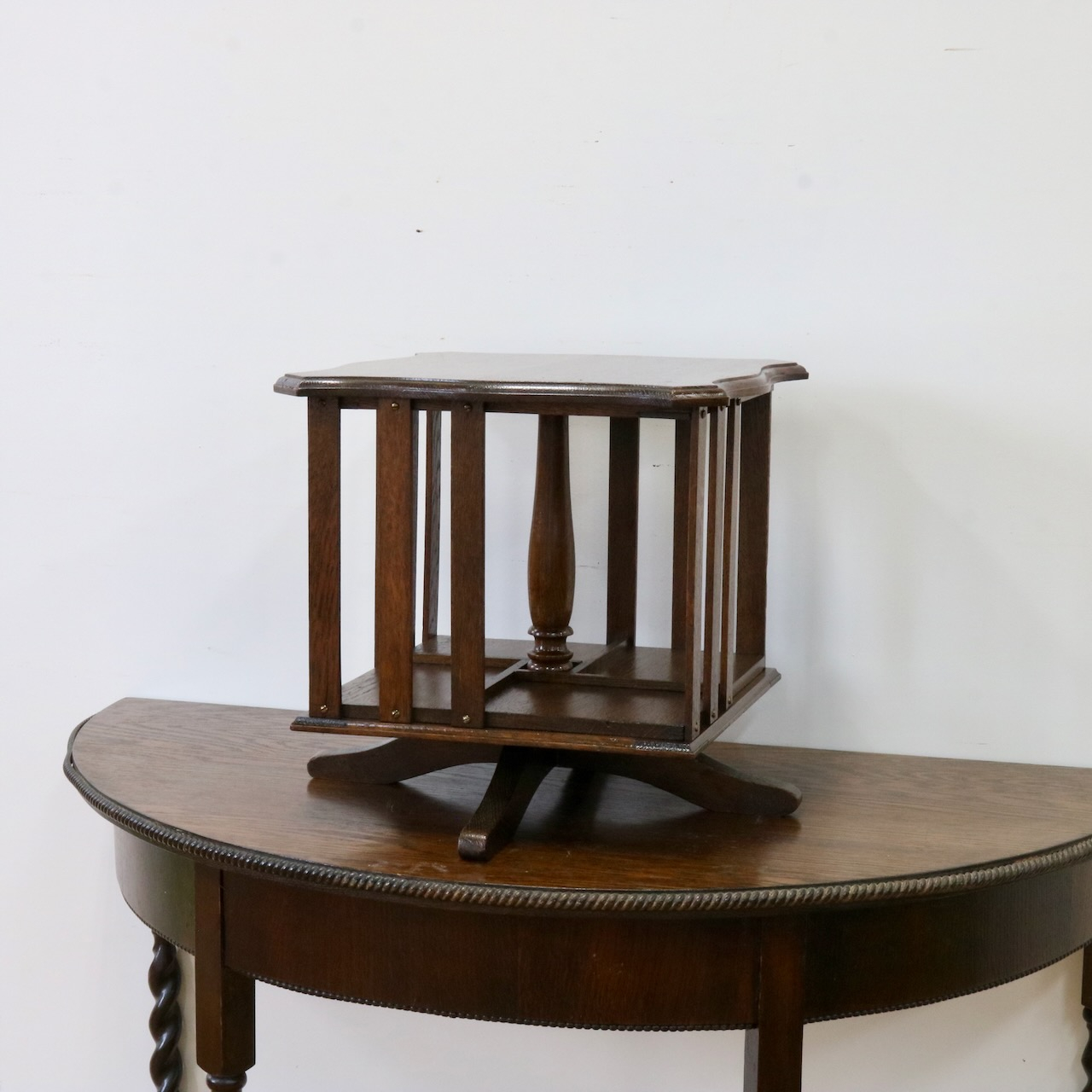 リボルビングブックケース