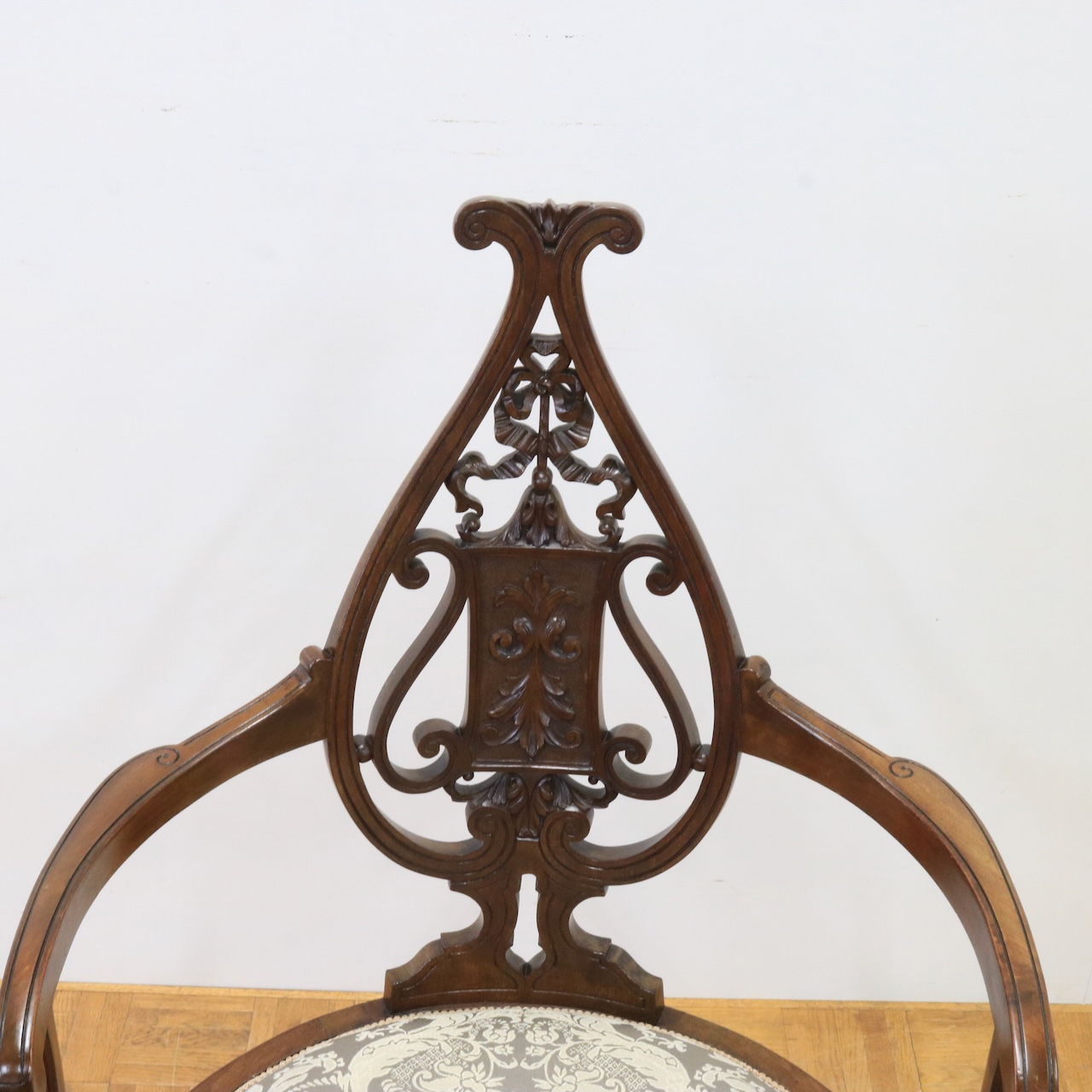 アームチェアー