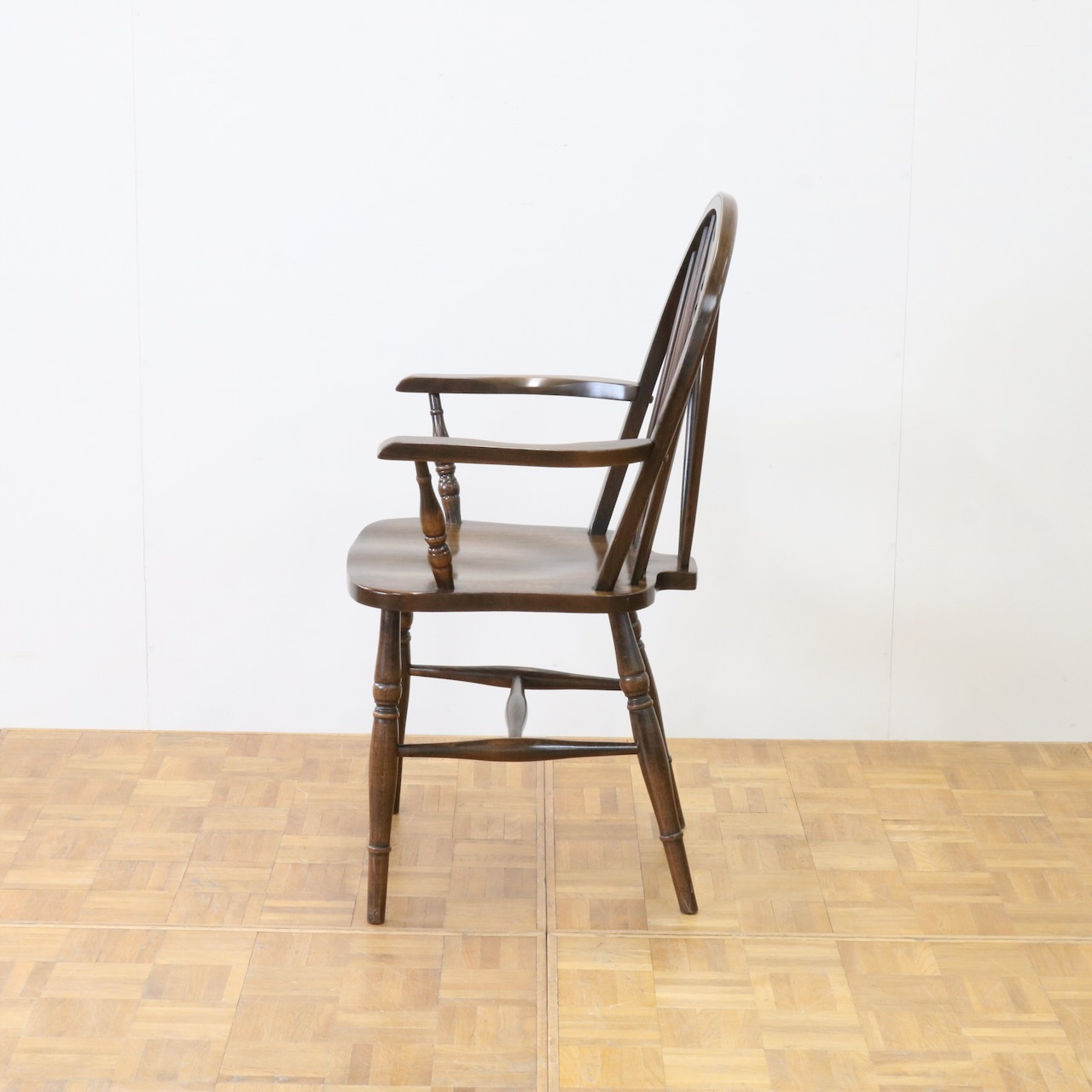 アームチェアー