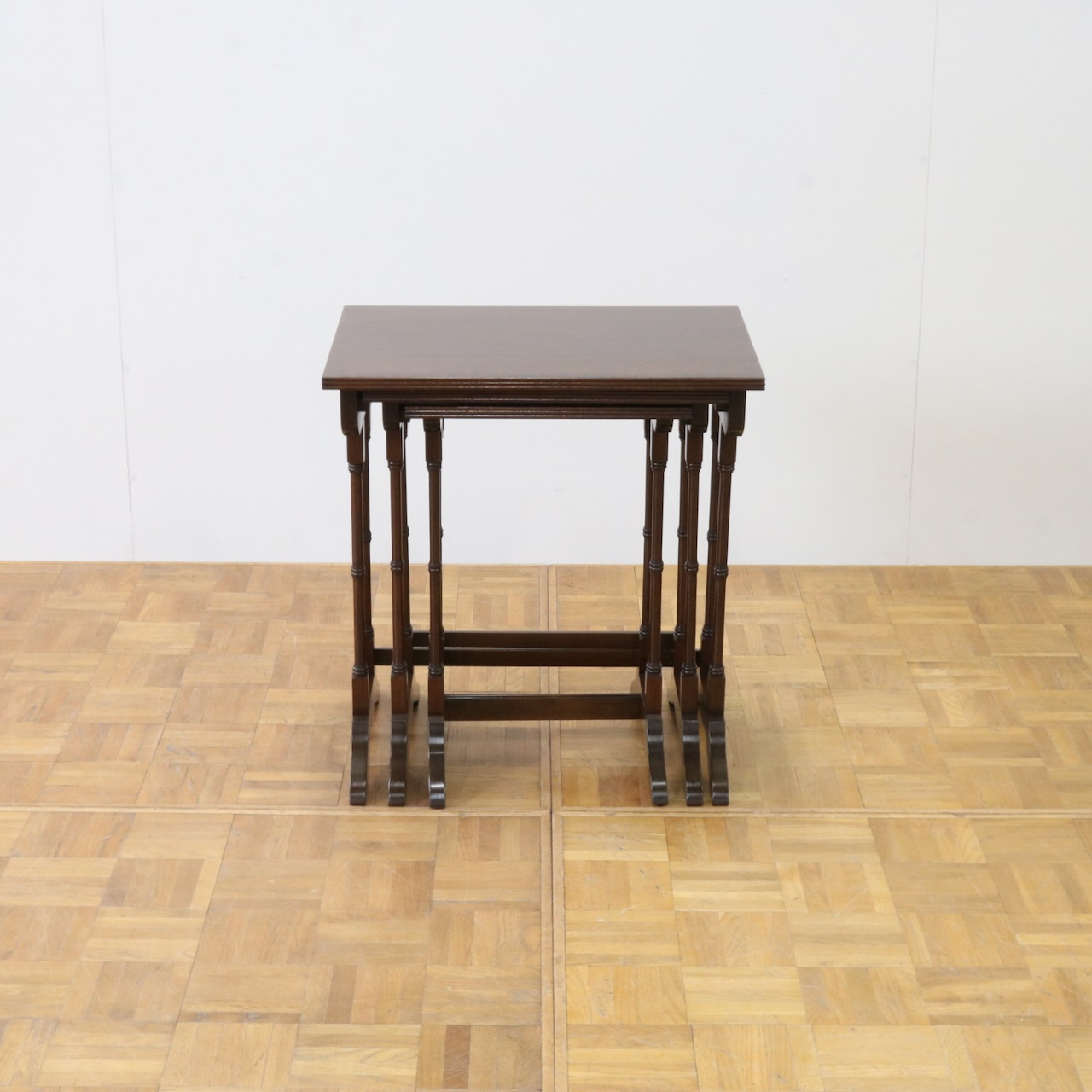 ネストテーブル