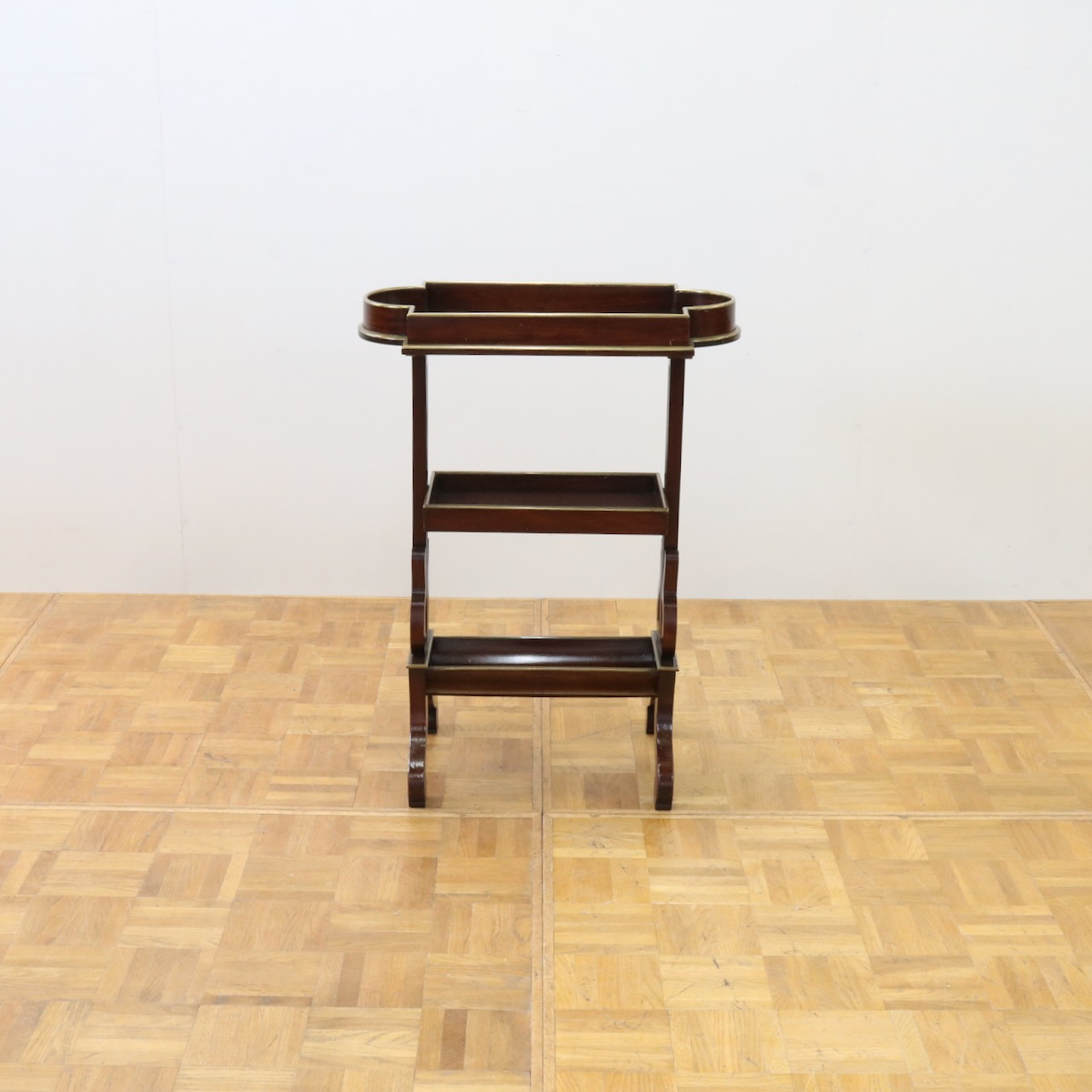 サイドテーブル