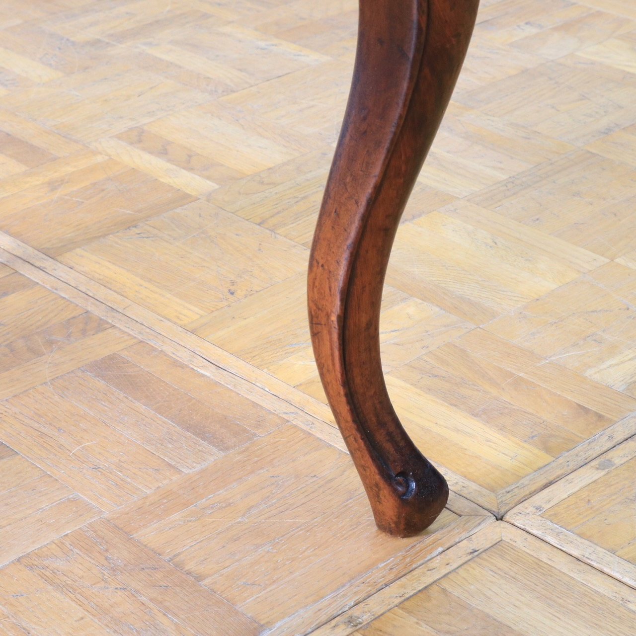 バルーンバックチェアー