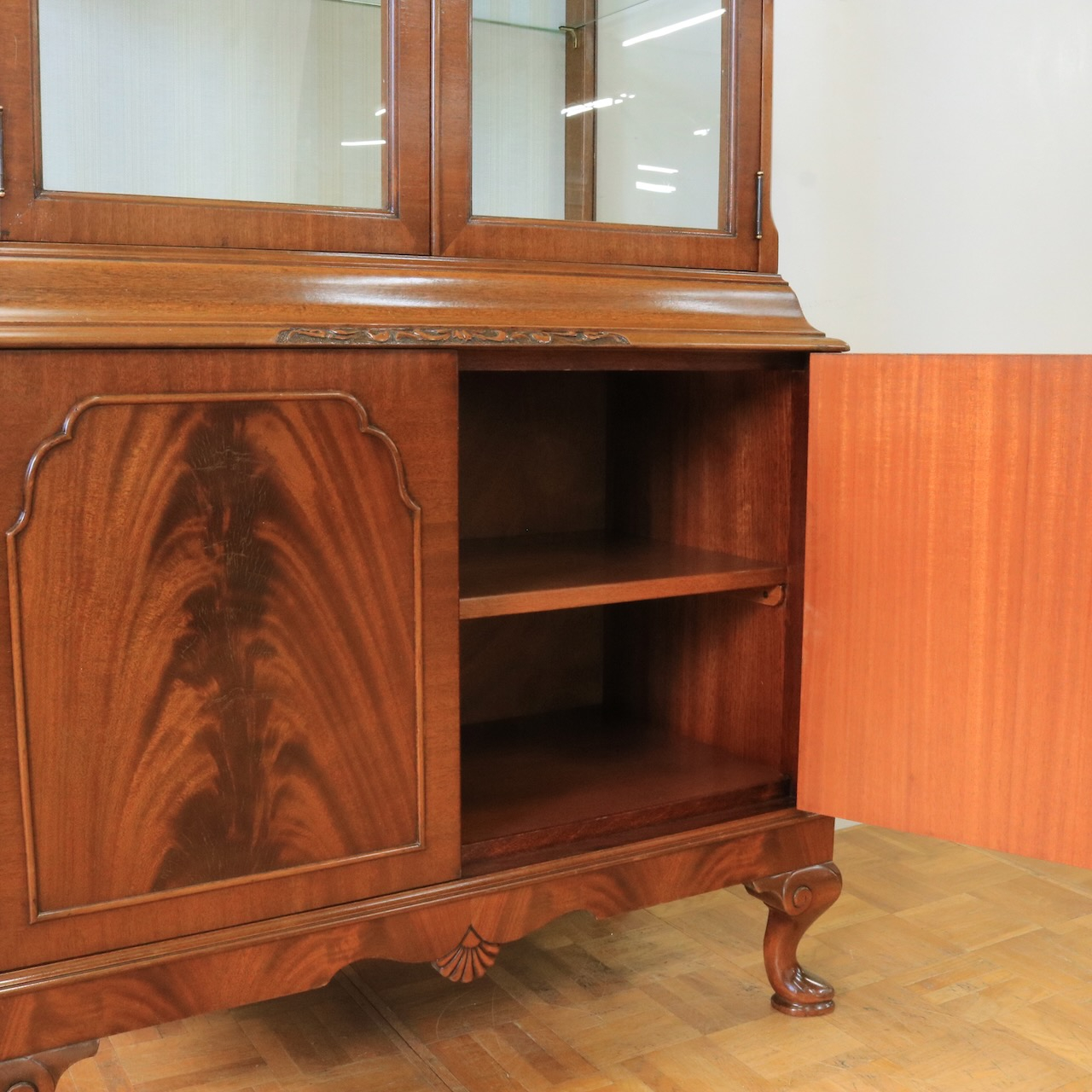 グラスキャビネット