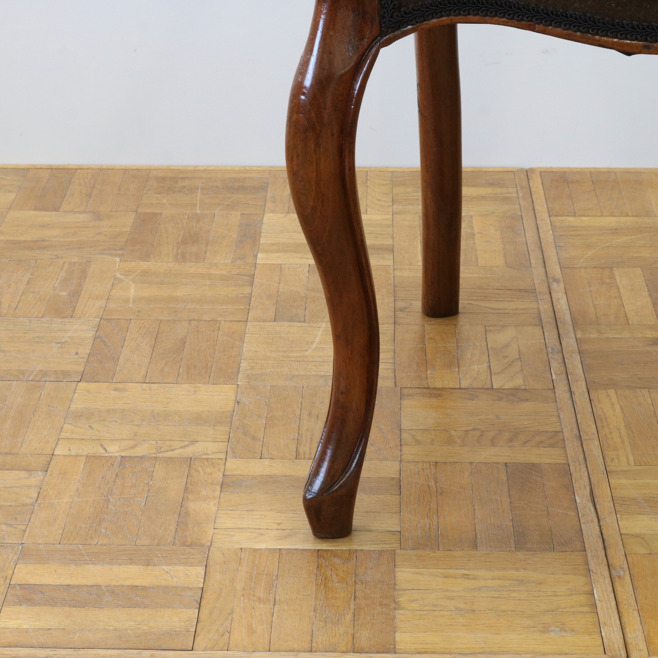 バルーンバックチェアー