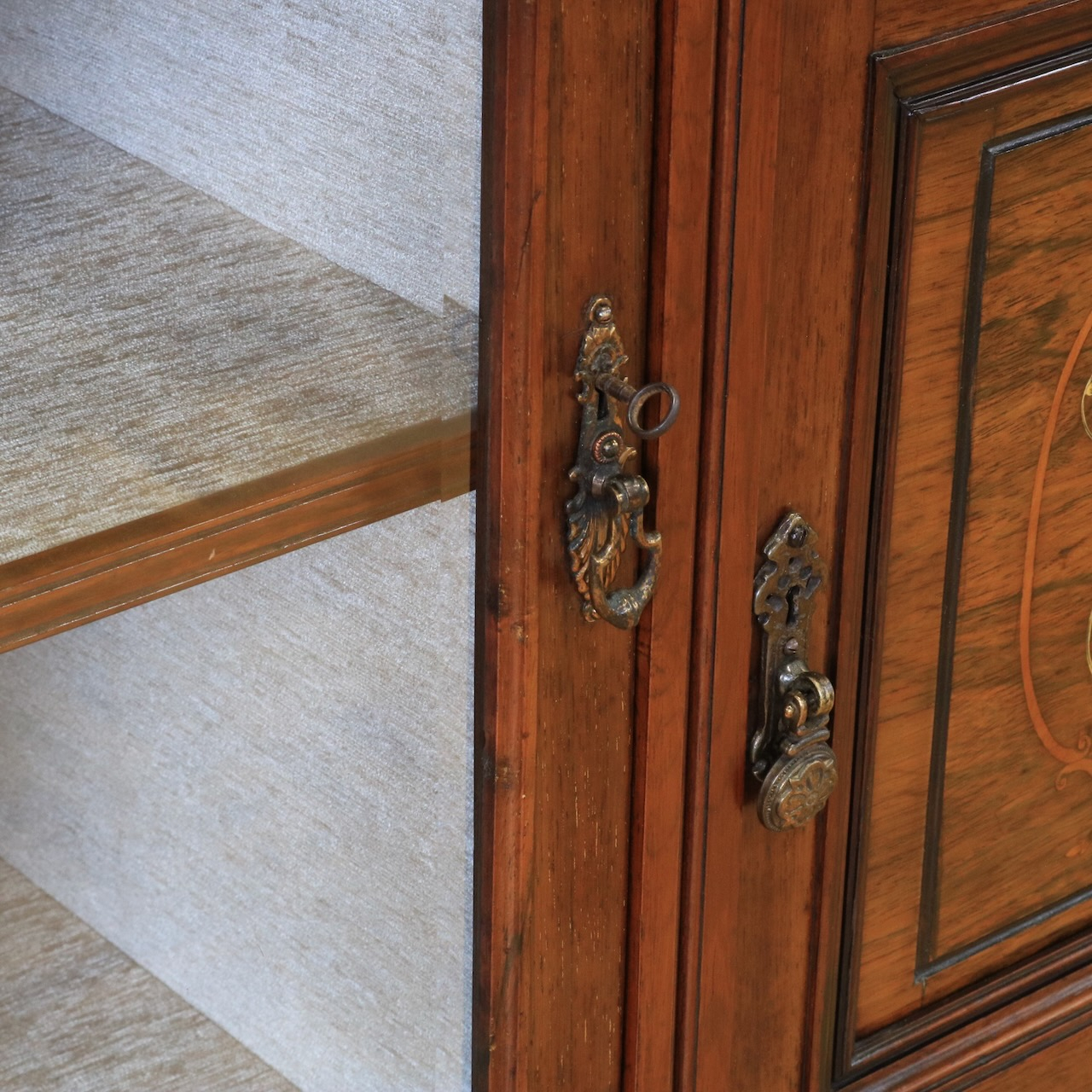 ミラーバックサイドボード