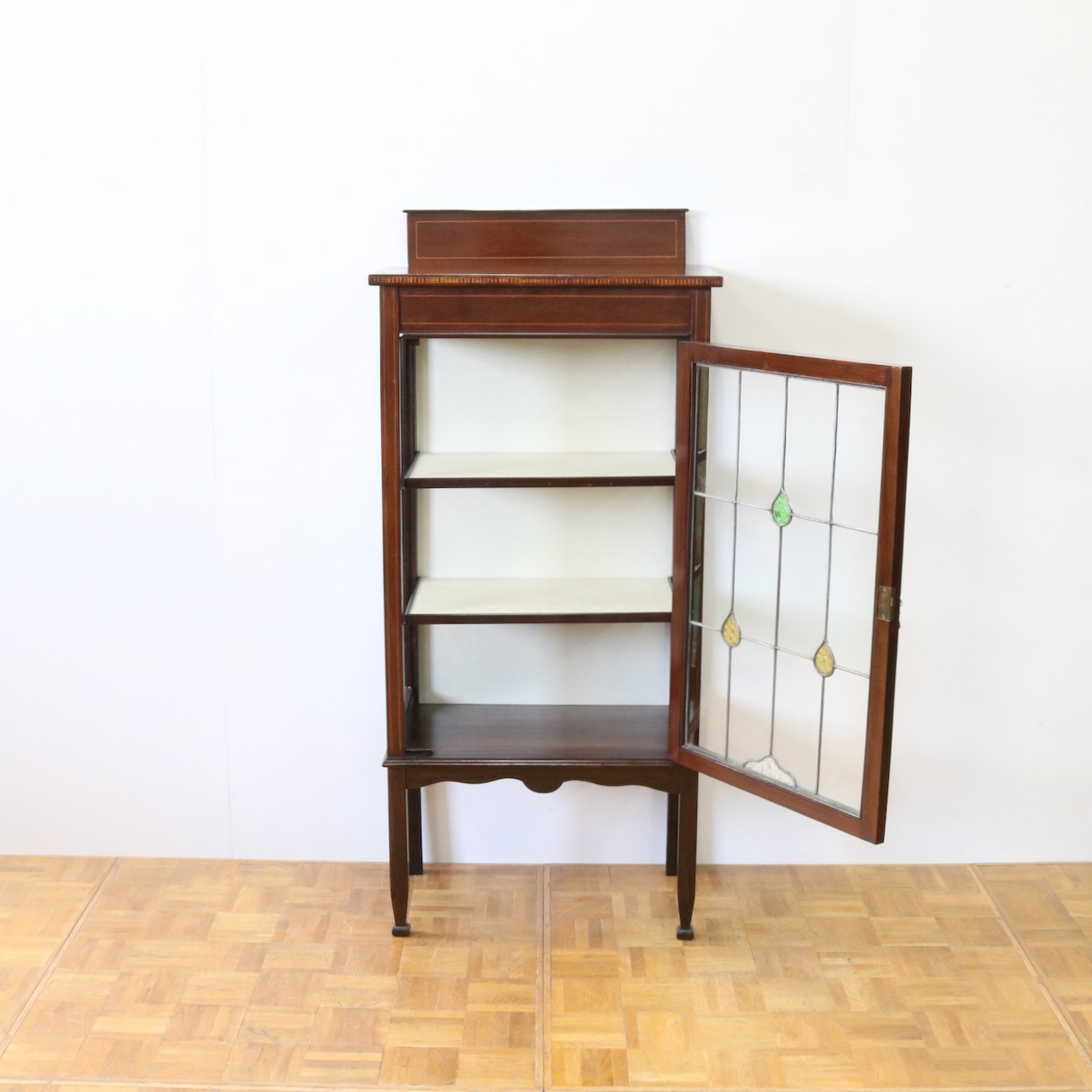 グラスキャビネット