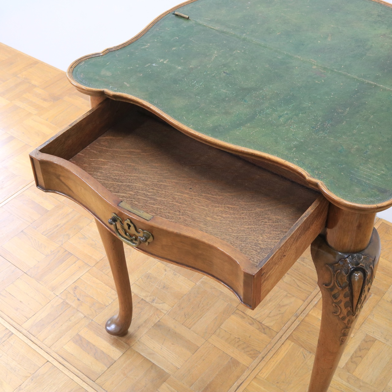 ドレッシングテーブル