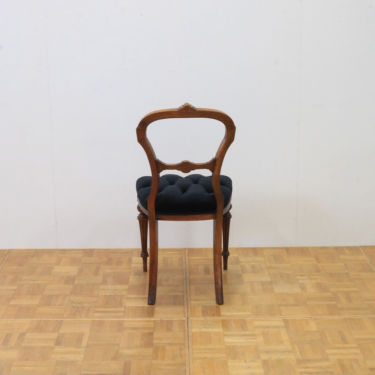 バルーンバックチェアー