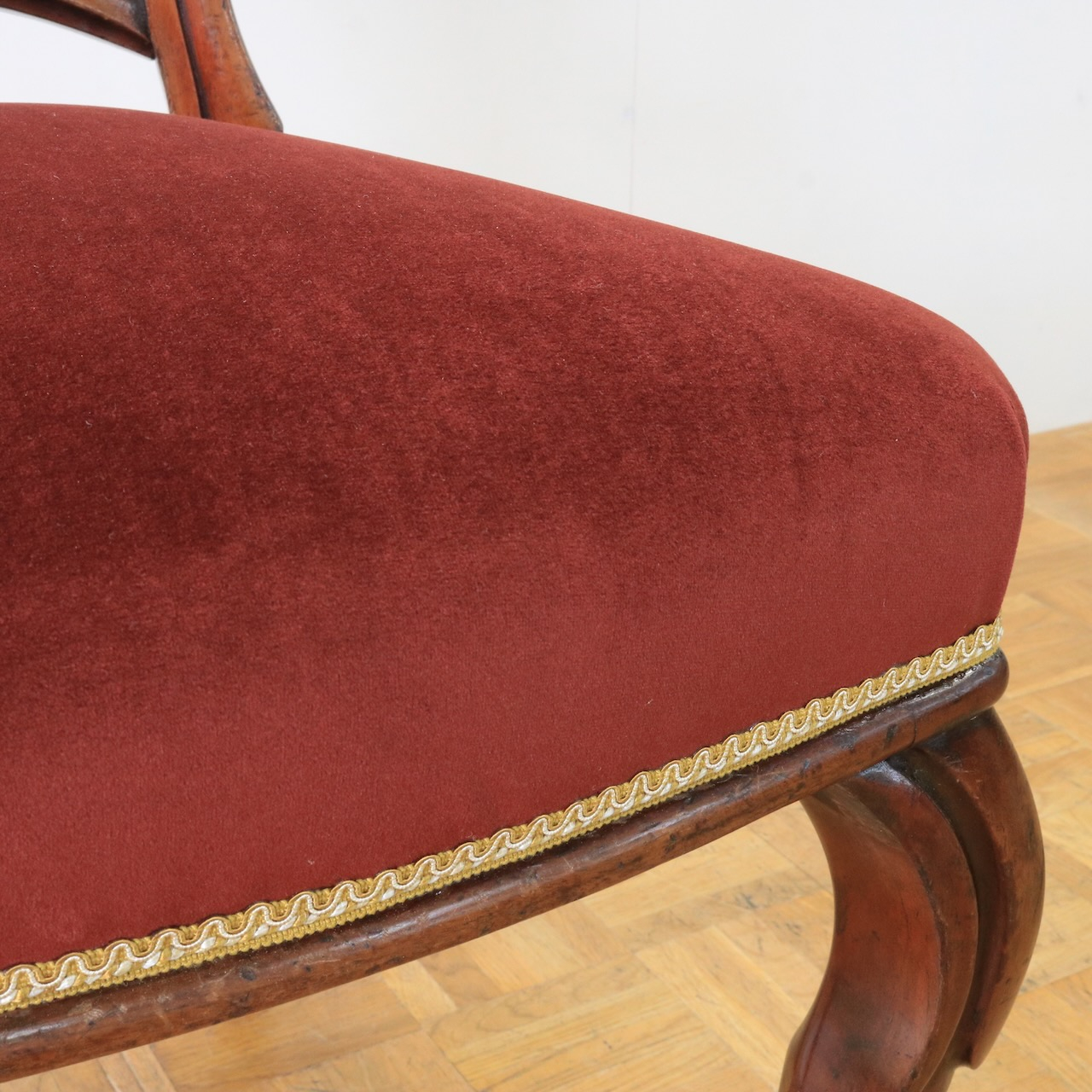 バルーンバックチェアー