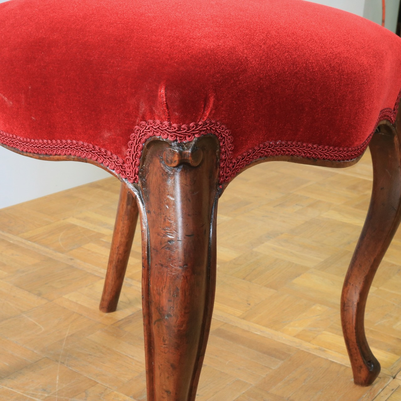 バルーンバックチェアー