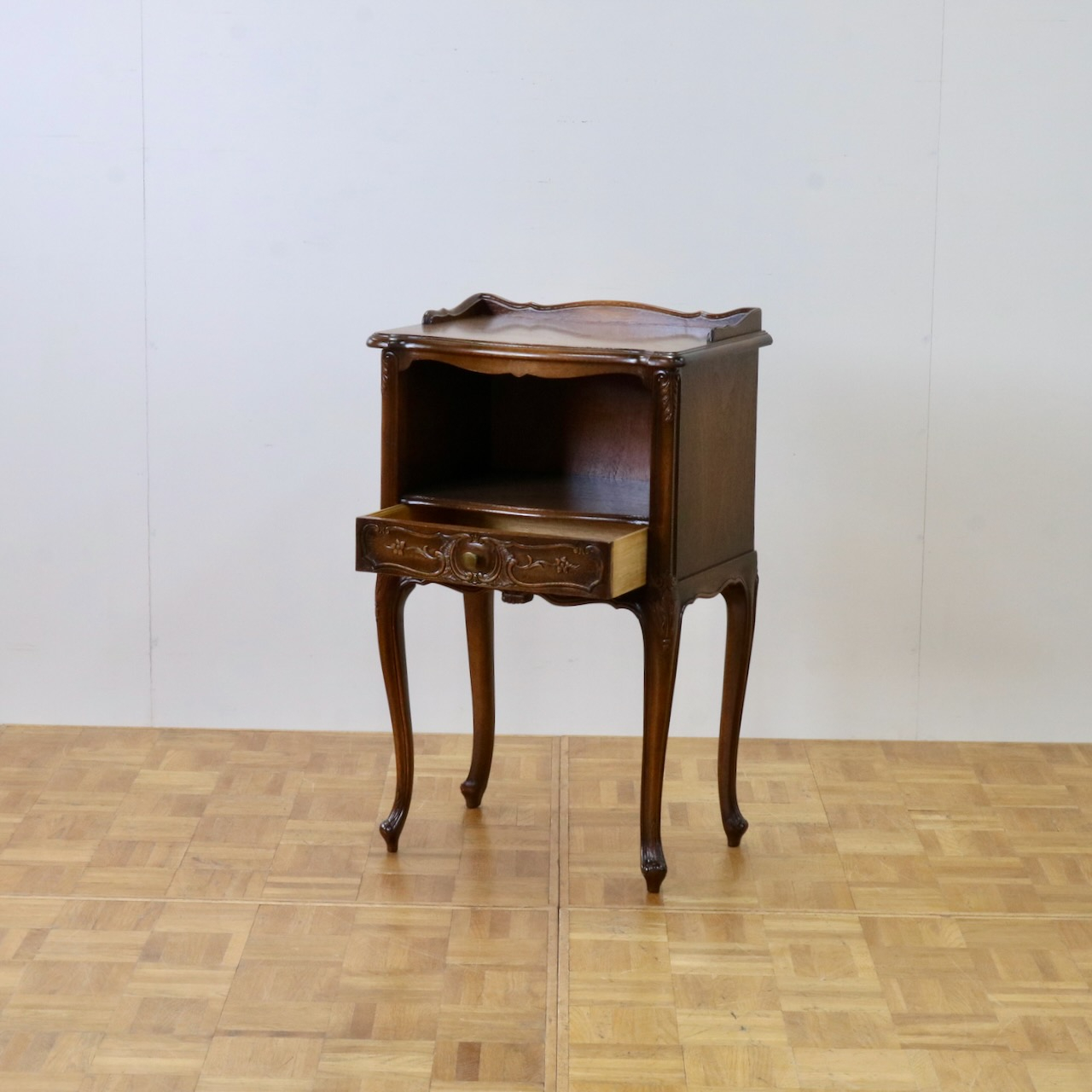 ペディスタルカップボード