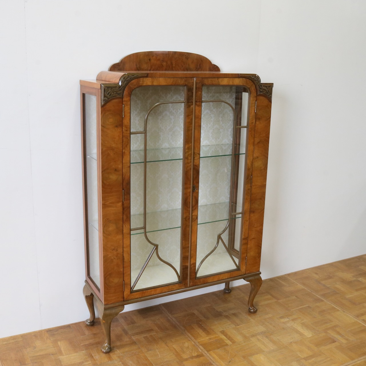 グラスキャビネット