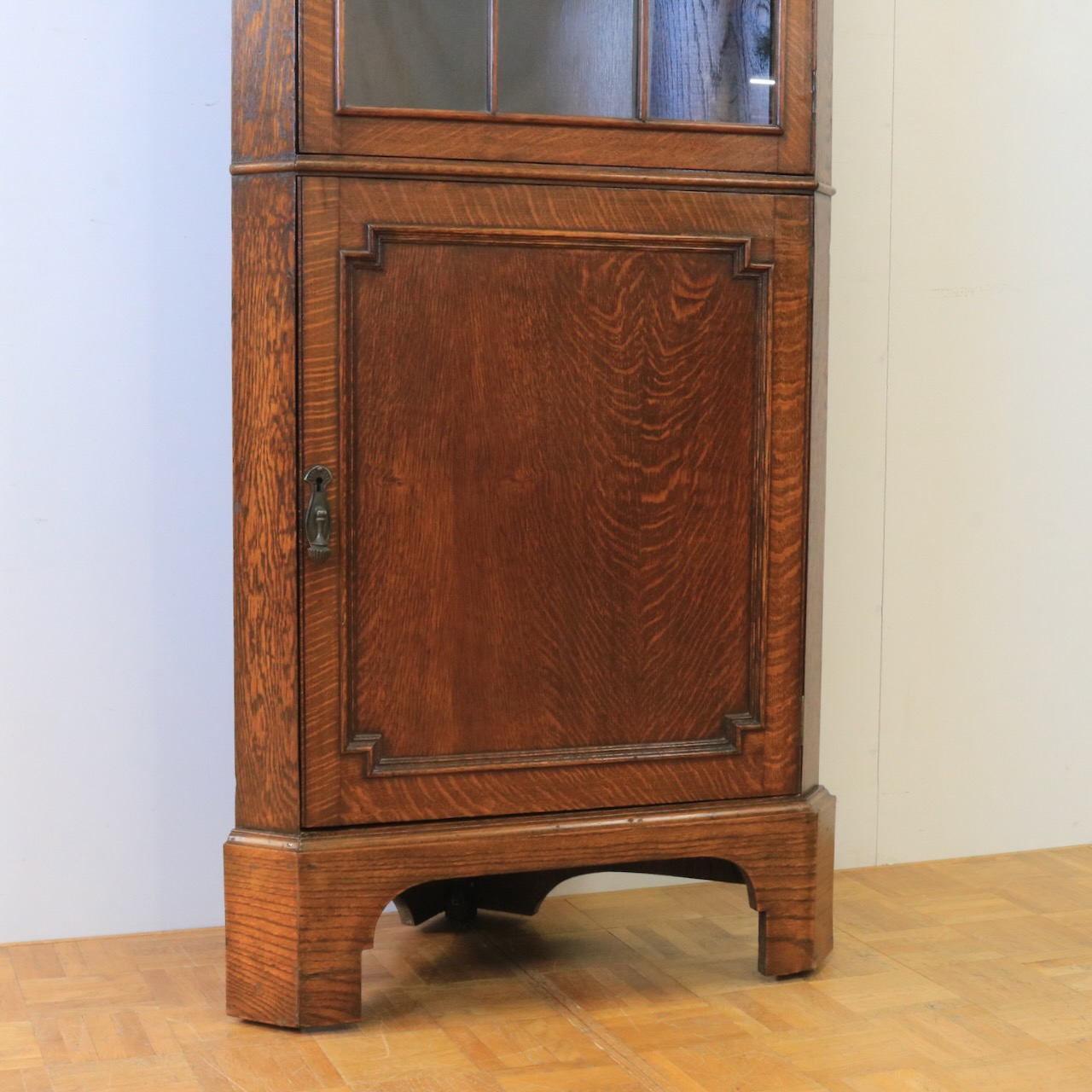 コーナーキャビネット