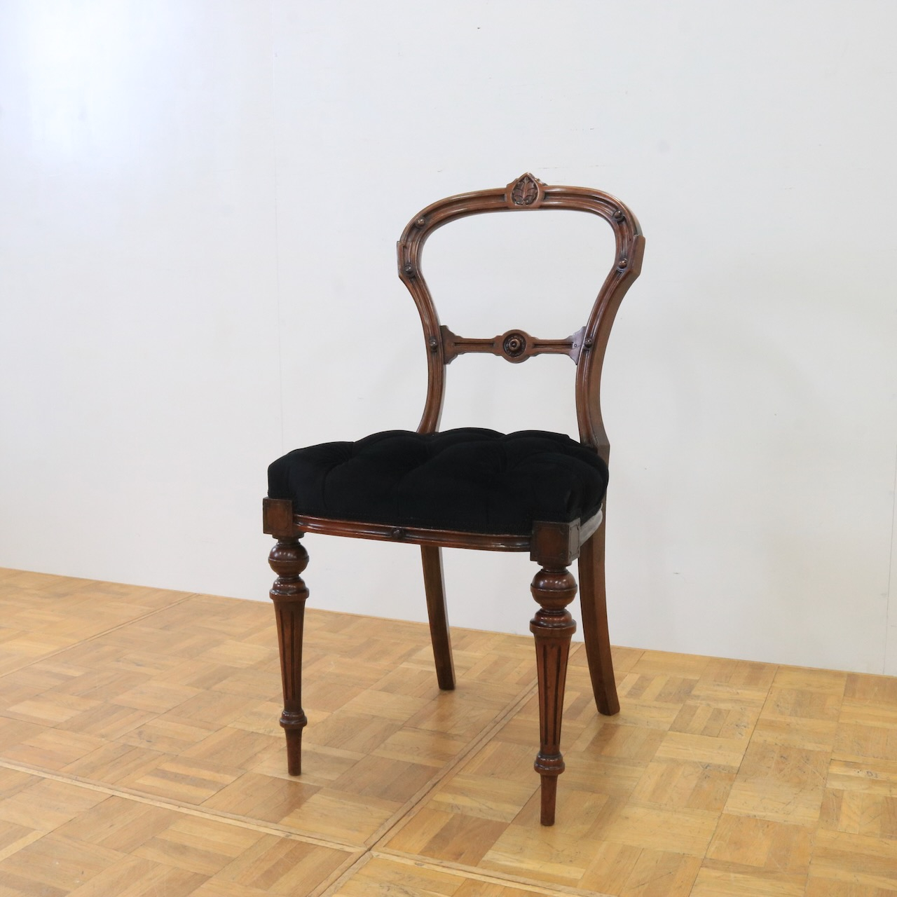 バルーンバックチェアー