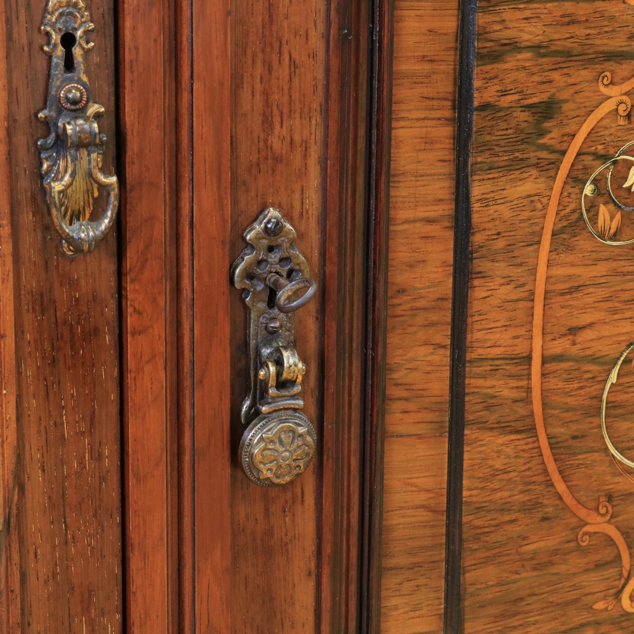 ミラーバックサイドボード