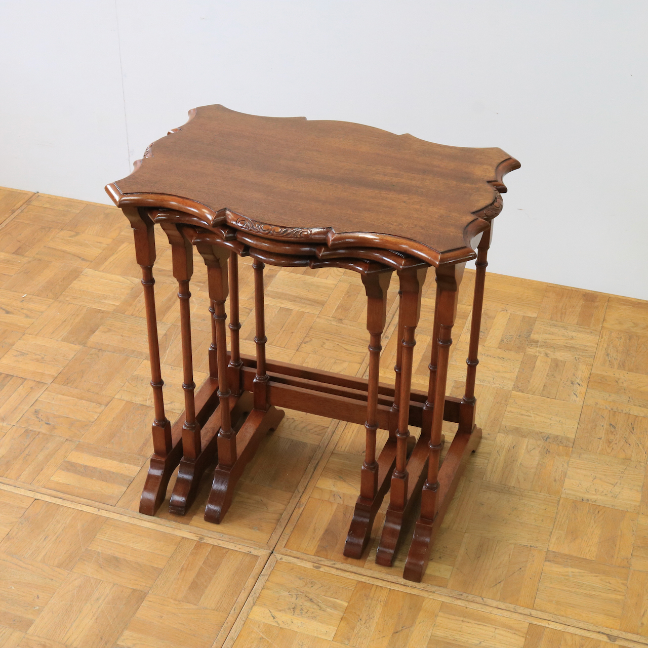 ネストテーブル