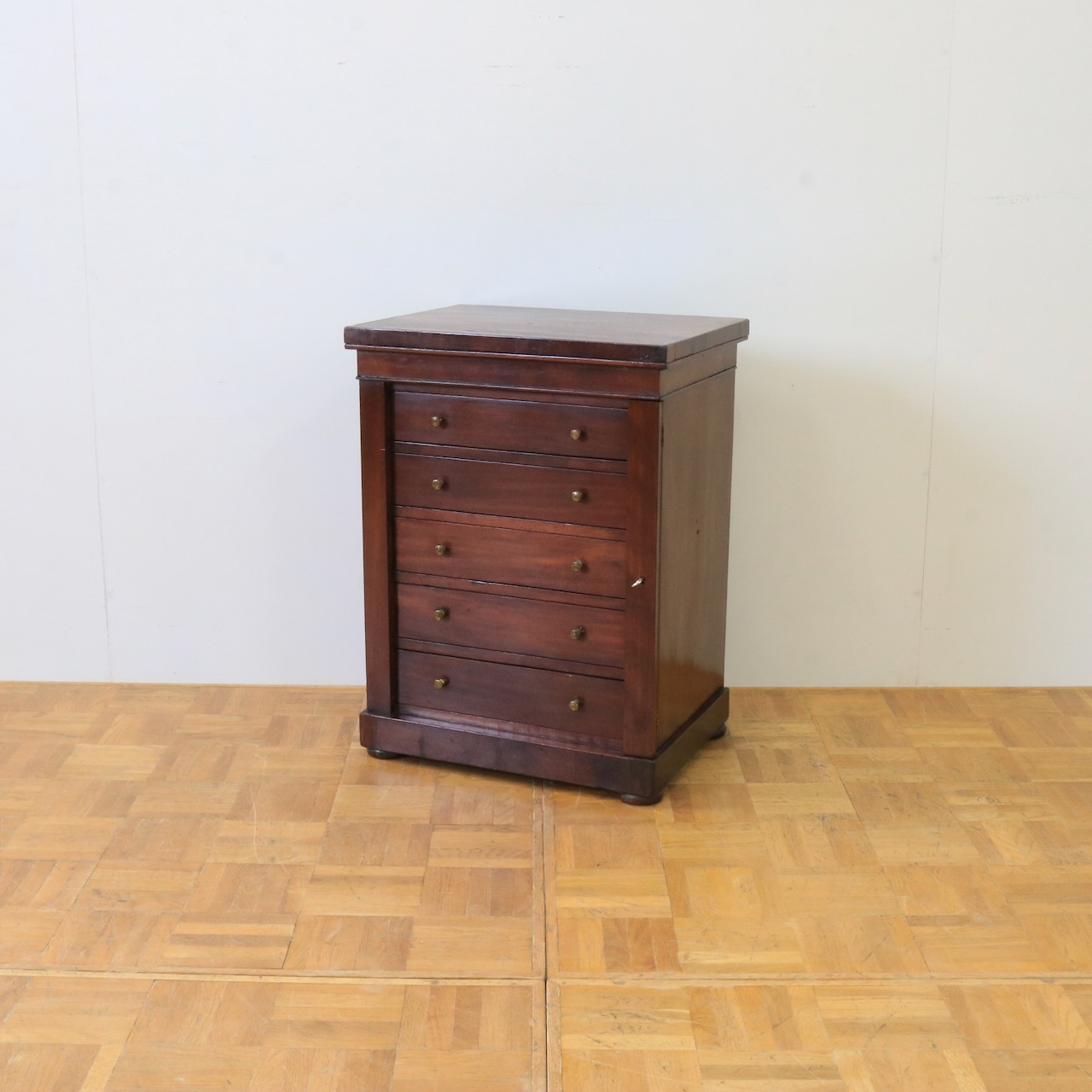 ベッドサイドチェスト