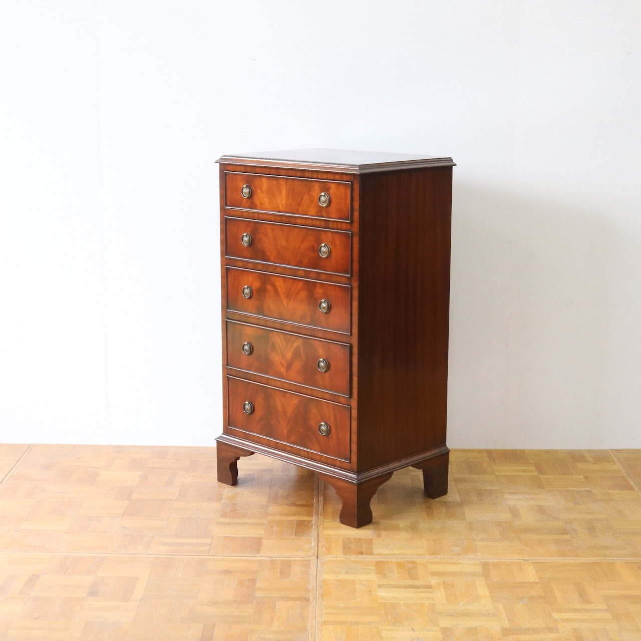 ベッドサイドチェスト