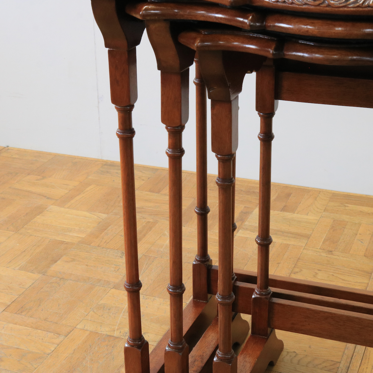 ネストテーブル