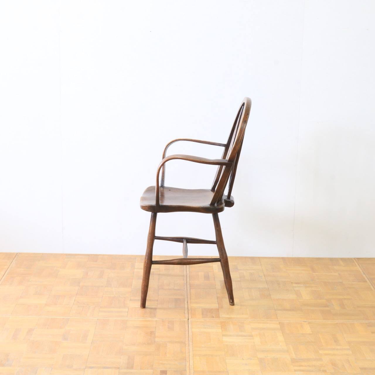 アームチェアー