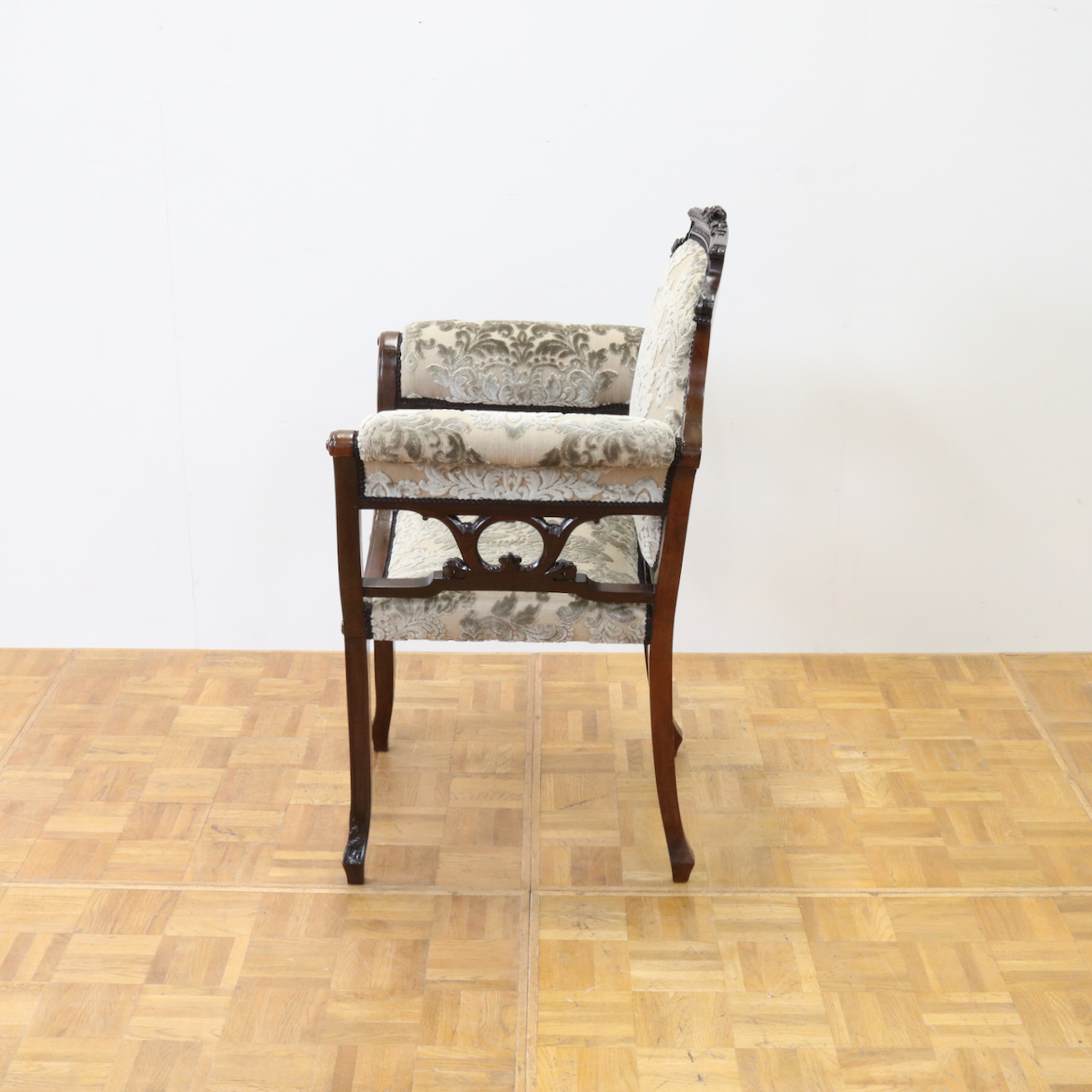 アームチェアー