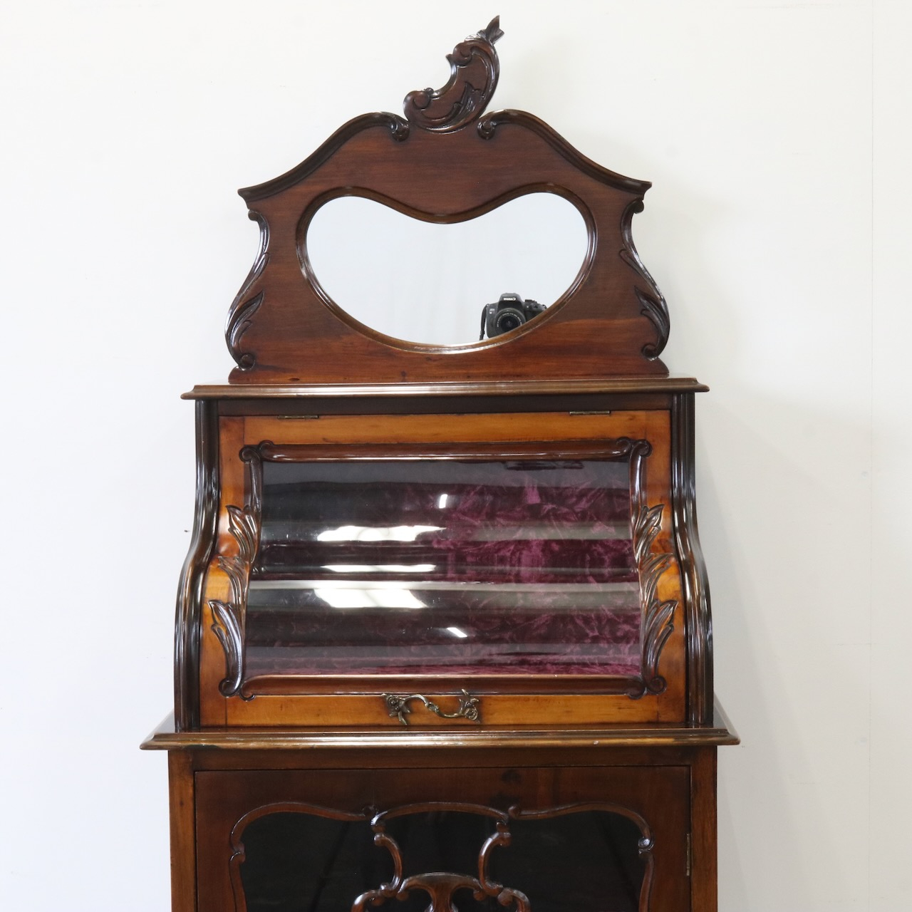 グラスキャビネット