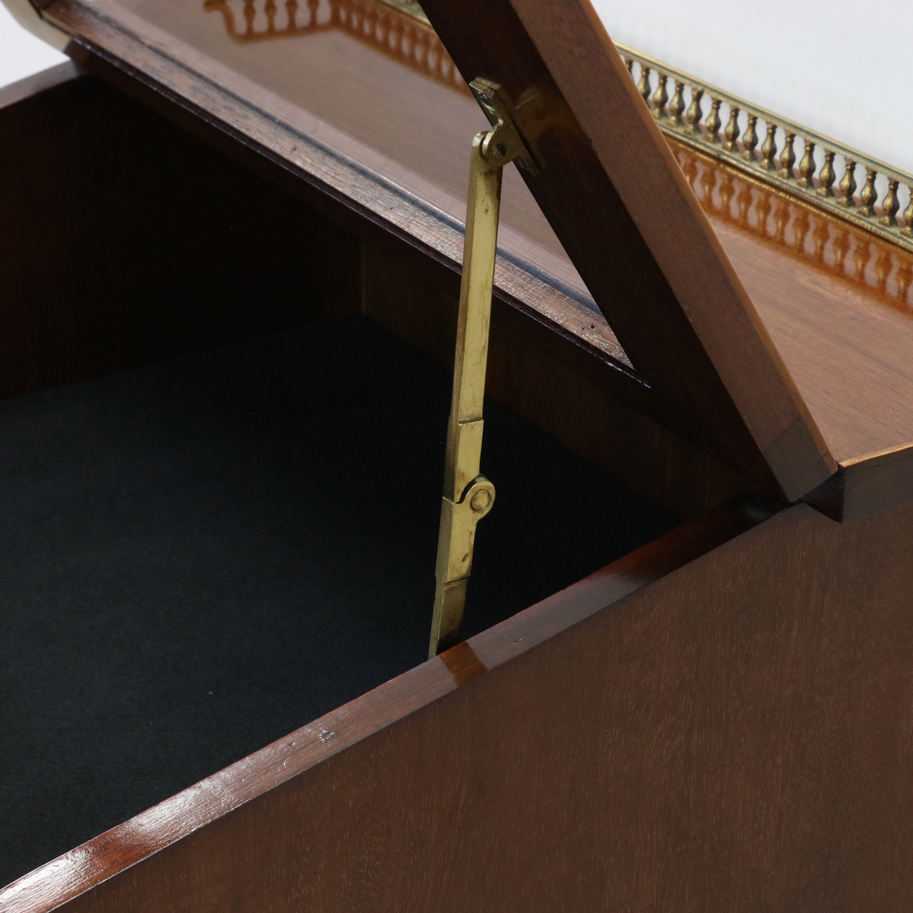 ジュエリーキャビネット