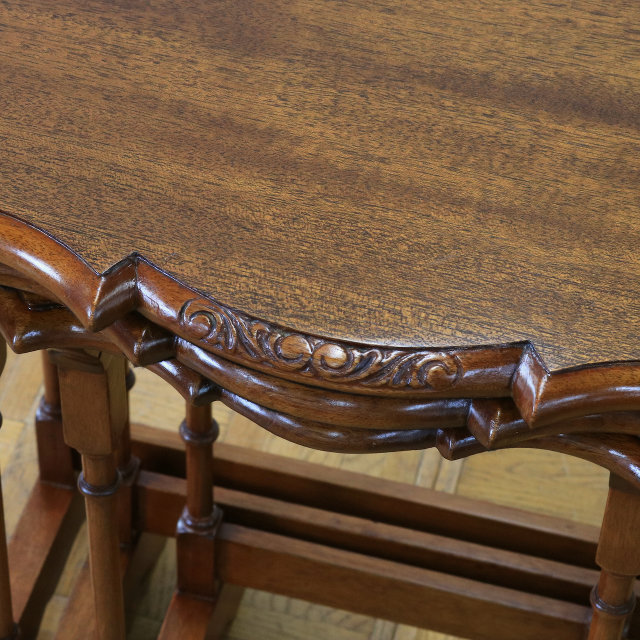 ネストテーブル