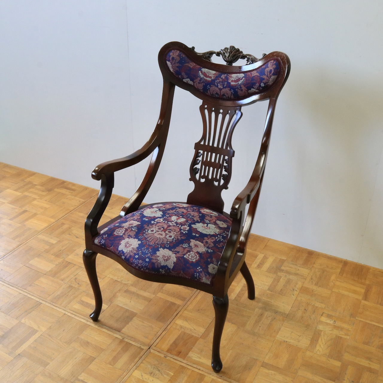 アームチェアー