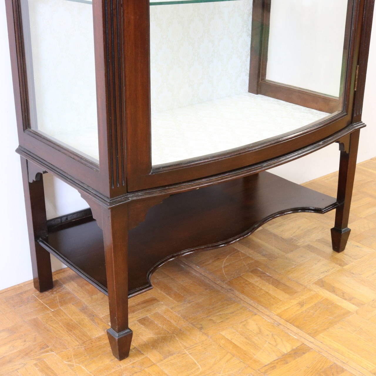 グラスキャビネット