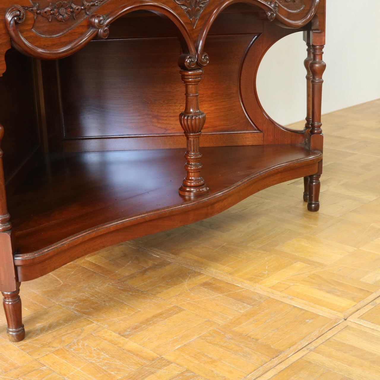 コーナーキャビネット