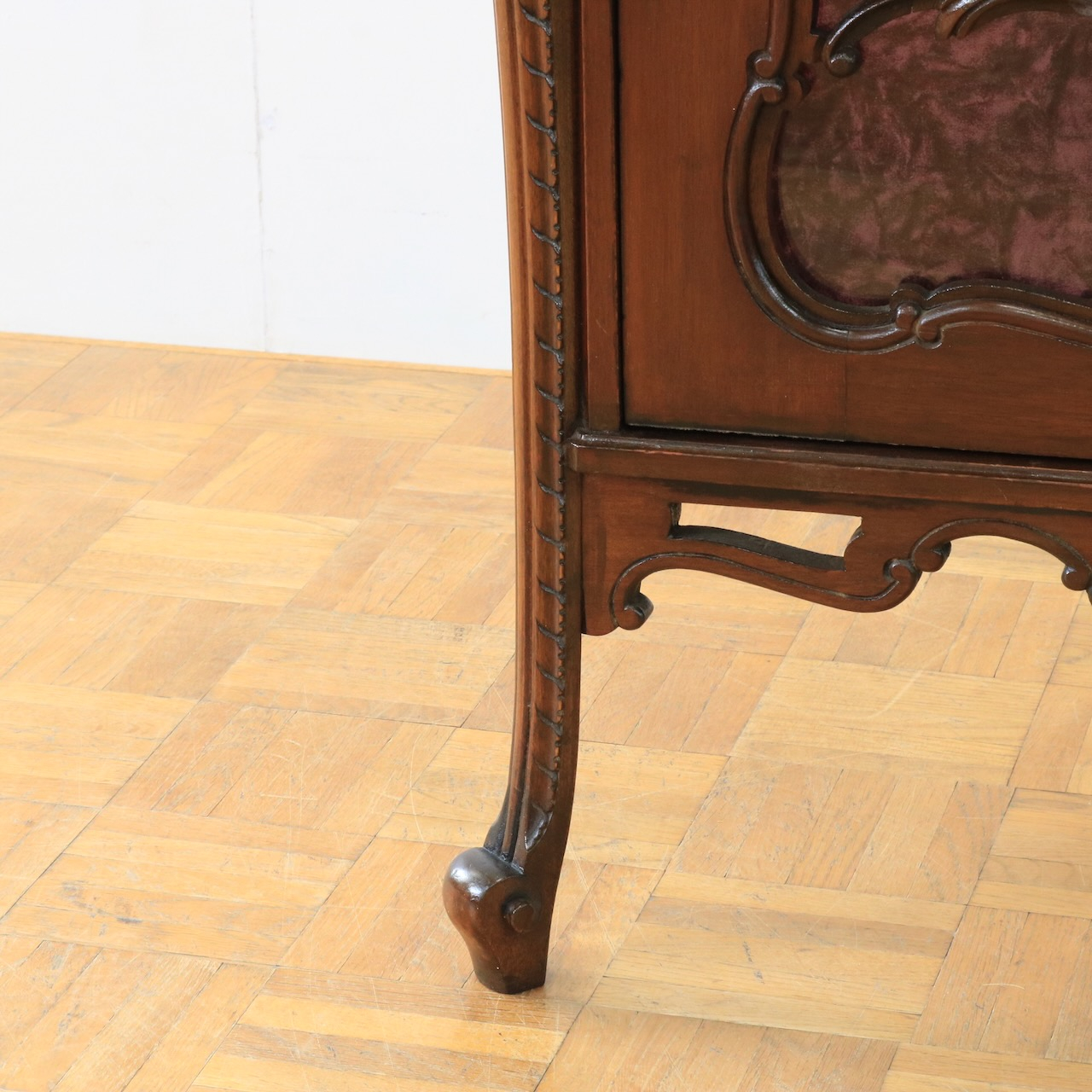 コーナーキャビネット