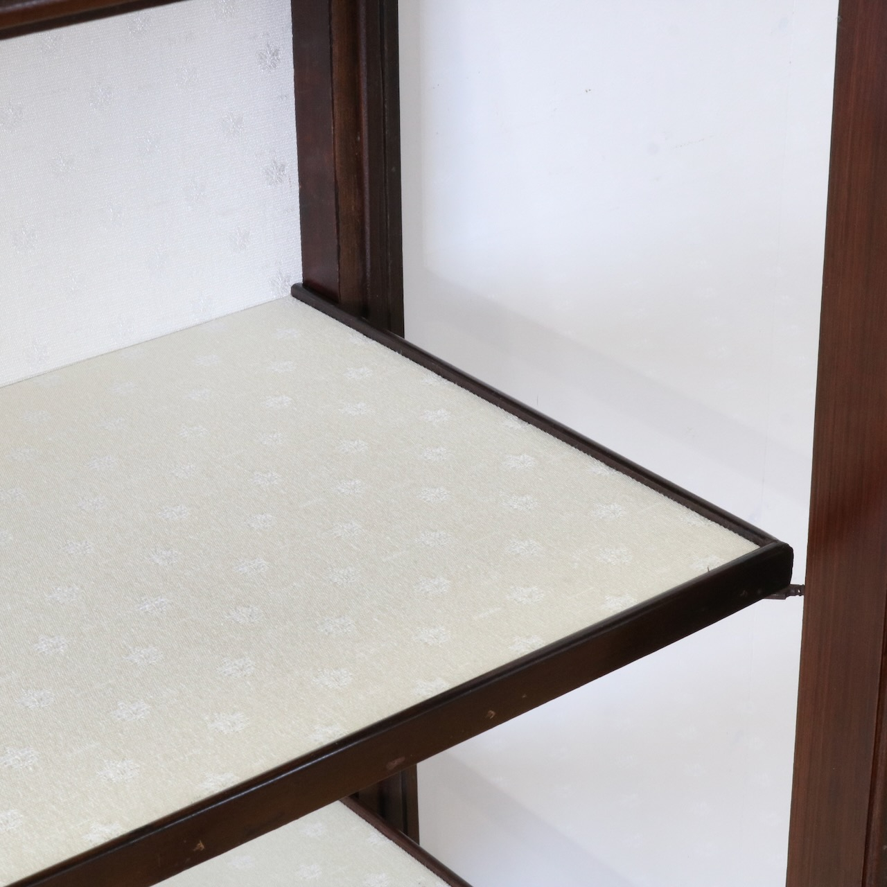 グラスキャビネット