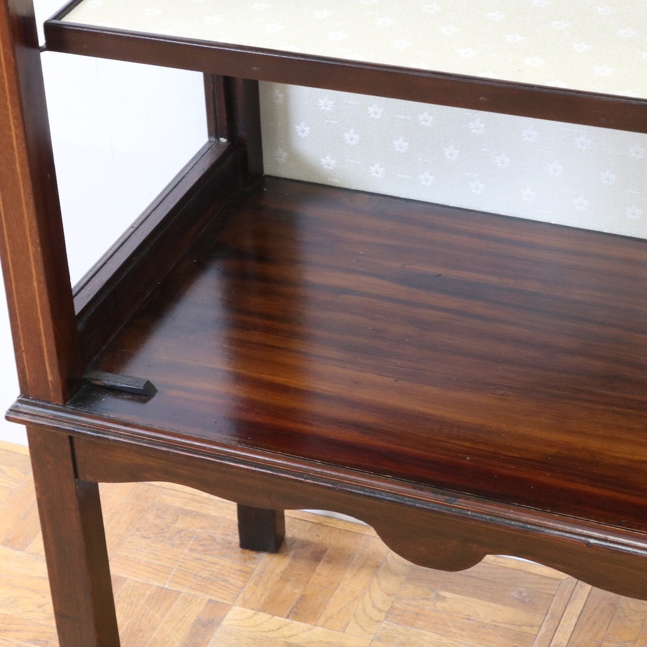 グラスキャビネット