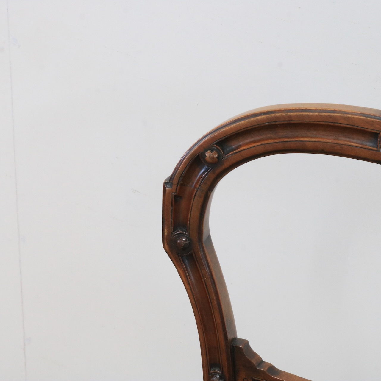 バルーンバックチェアー